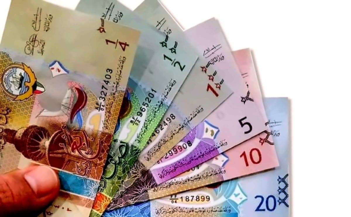 مفاجأة في سوق الصرف.. سعر الدينار الكويتي اليوم في البنوك المصرية يواصل تصدر العملات