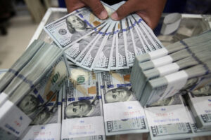 تراجع غير متوقع للدولار أمام الجنيه اليوم في البنوك.. ماذا يحدث لسعر “الأخضر” خلال الفترة القادمة؟