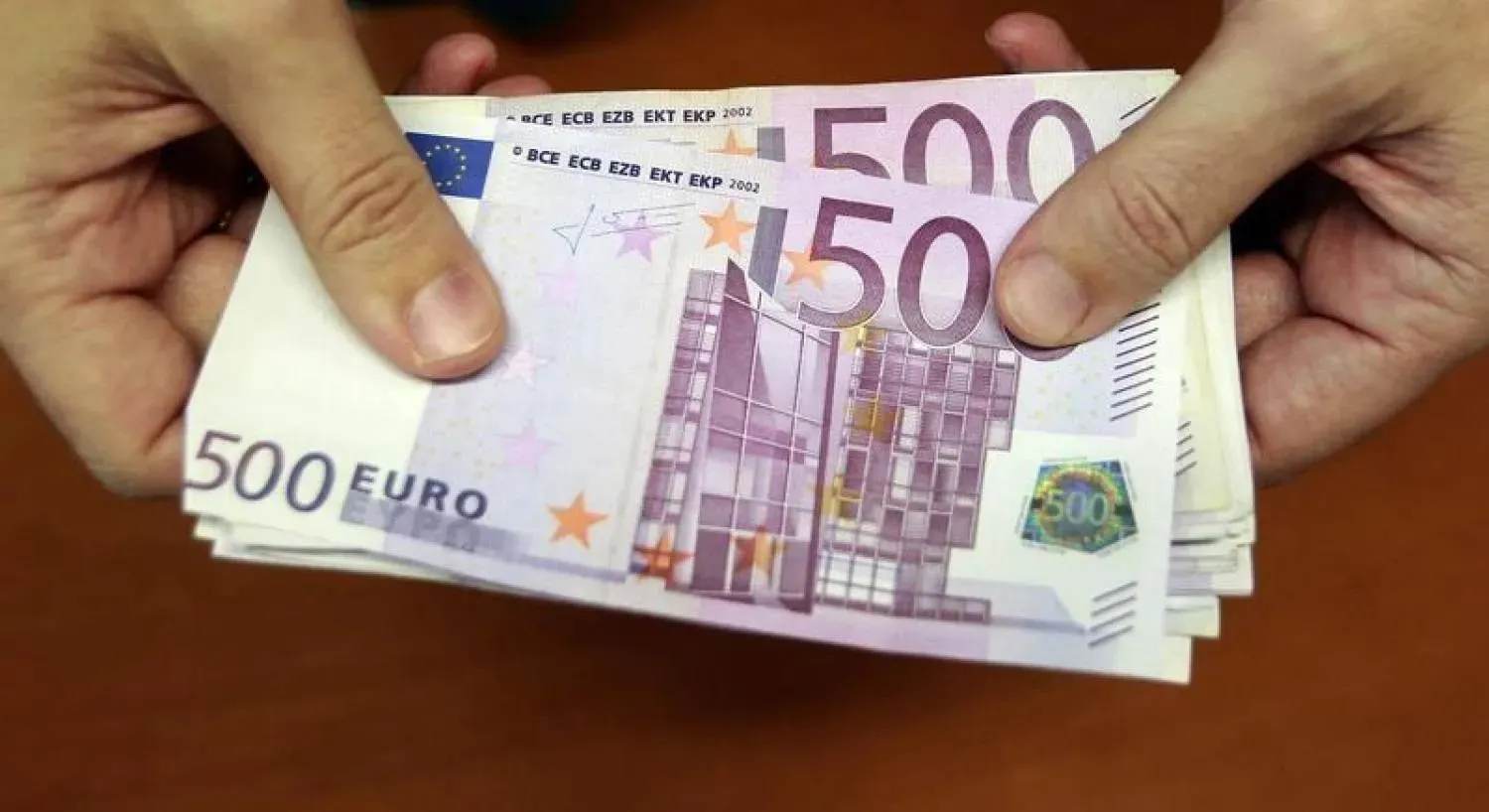 تحت ضغط التوترات العالمية.. مفاجأة في سعر اليورو أمام الجنيه المصري اليوم الإثنين 13-4-2026