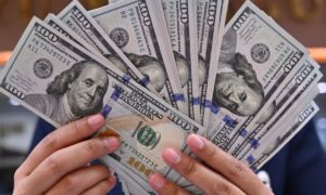 قفزة جديدة في سعر الدولار مقابل الجنيه المصري مع بداية تعاملات اليوم داخل البنوك والسوق السوداء