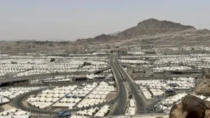 أقوى منظومة السقيا في منى 2026.. كيف تُوزَّع المياه والوجبات على الحجاج بسرعة قياسية داخل المشاعر؟