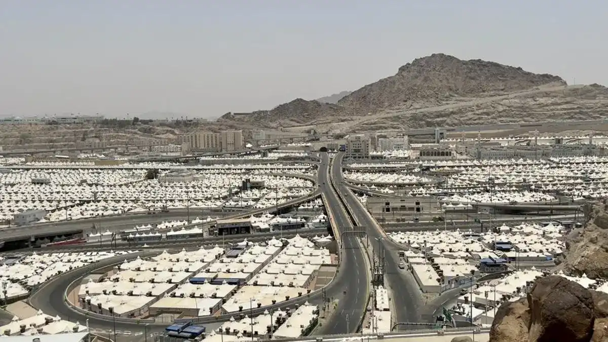 أقوى منظومة السقيا في منى 2026.. كيف تُوزَّع المياه والوجبات على الحجاج بسرعة قياسية داخل المشاعر؟
