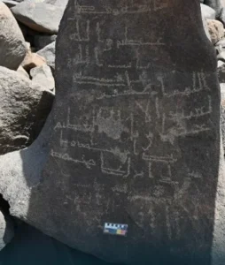 اكتشاف أثري مذهل في السعودية.. نقش نادر يحمل اسم عمر بن الخطاب يثير اهتمام الباحثين